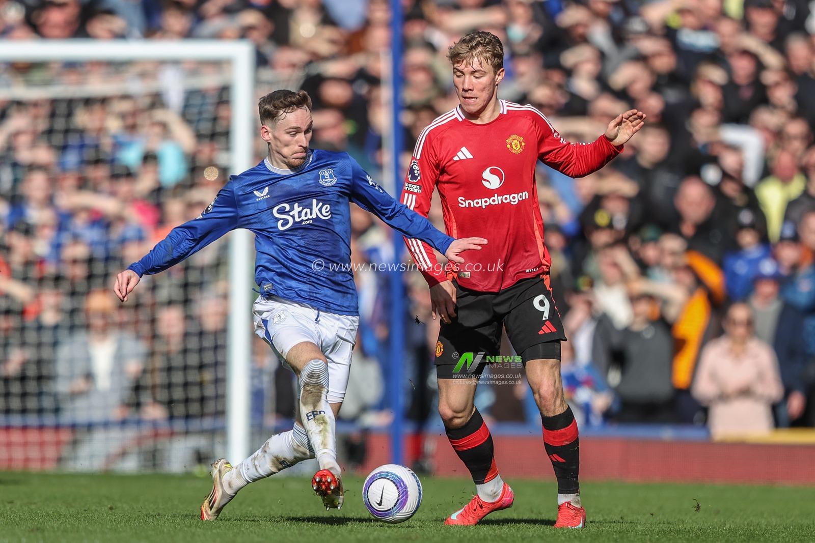 Rasmus HÃ¸jlund of Manchester United is tackled by James Garner of Everton during the Premier League match Everton vs Manchester United at Goodison Park, Liverpool, United Kingdom, 22nd February 2025

(Photo by Alfie Cosgrove/News Images)