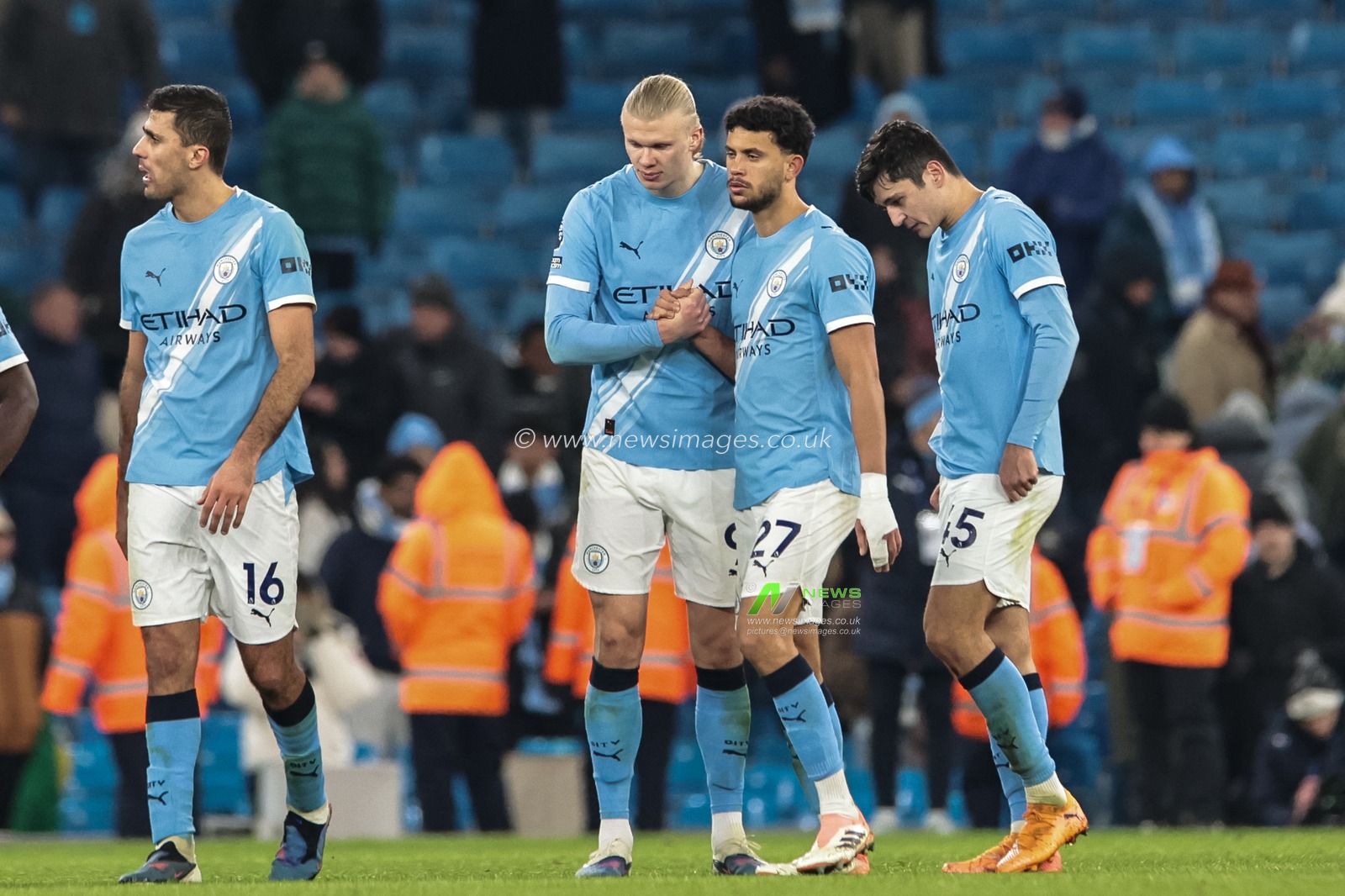Erling Haaland of Manchester City shakes ands with Matheus Nunes of Manchester City during the Premier League match Manchester City vs Chelsea at Etihad Stadium, Manchester, United Kingdom, 4th January 2026

(Photo by Mark Cosgrove/News Images)

*** GER AUT SUI OUT ***