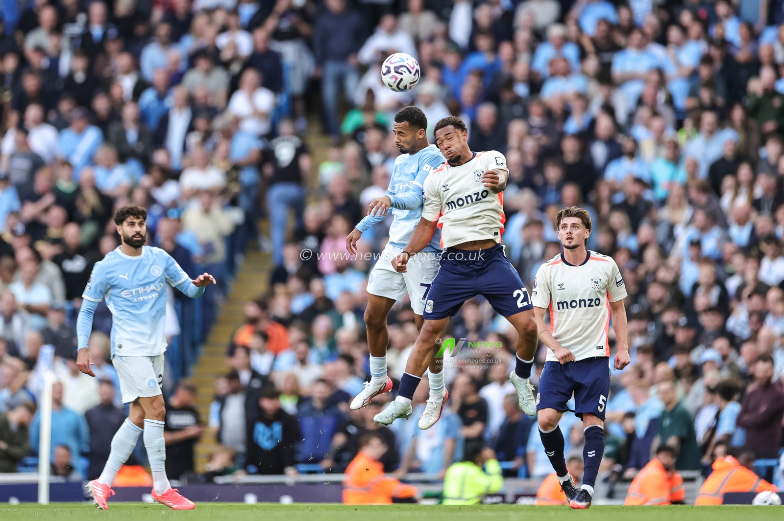 Iliman Ndiaye of Manchester City and Milan van Ewijk of Coventry City battle for the ball during the Premier League match Manchester City vs Coventry City at Etihad Stadium, Manchester, United Kingdom on 05 September 2026

(Photo by Mark Cosgrove/News Images)