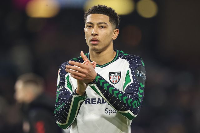 Jobe Bellingham of Sunderland applauds the fans after the final whistle during the Sky Bet Championship match Burnley vs Sunderland at Turf Moor, Burnley, United Kingdom, 17th January 2025

(Photo by Alfie Cosgrove/News Images)