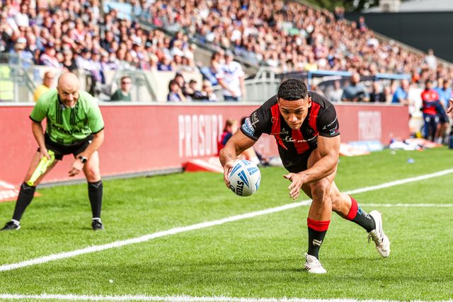 Albert Hopoate of Warrington Wolves goes over for a try during the Betfred Super League round 26 match Wakefield Trinity vs Warrington Wolves at DIY Kitchens Stadium, Wakefield, United Kingdom on 05 September 2026

(Photo by Alfie Cosgrove/News Images)