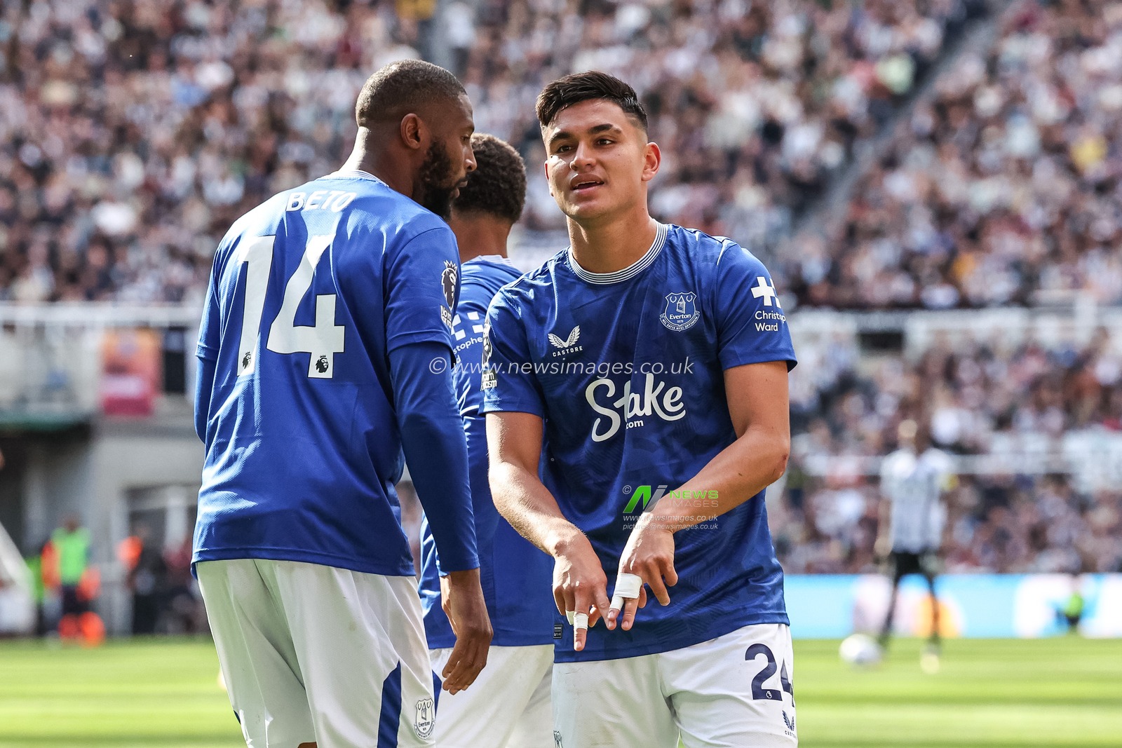 Carlos Alcaraz of Everton celebrates his goal to make it 0-1 during the Premier League match Newcastle United vs Everton at St. James's Park, Newcastle, United Kingdom, 25th May 2025

(Photo by Mark Cosgrove/News Images)