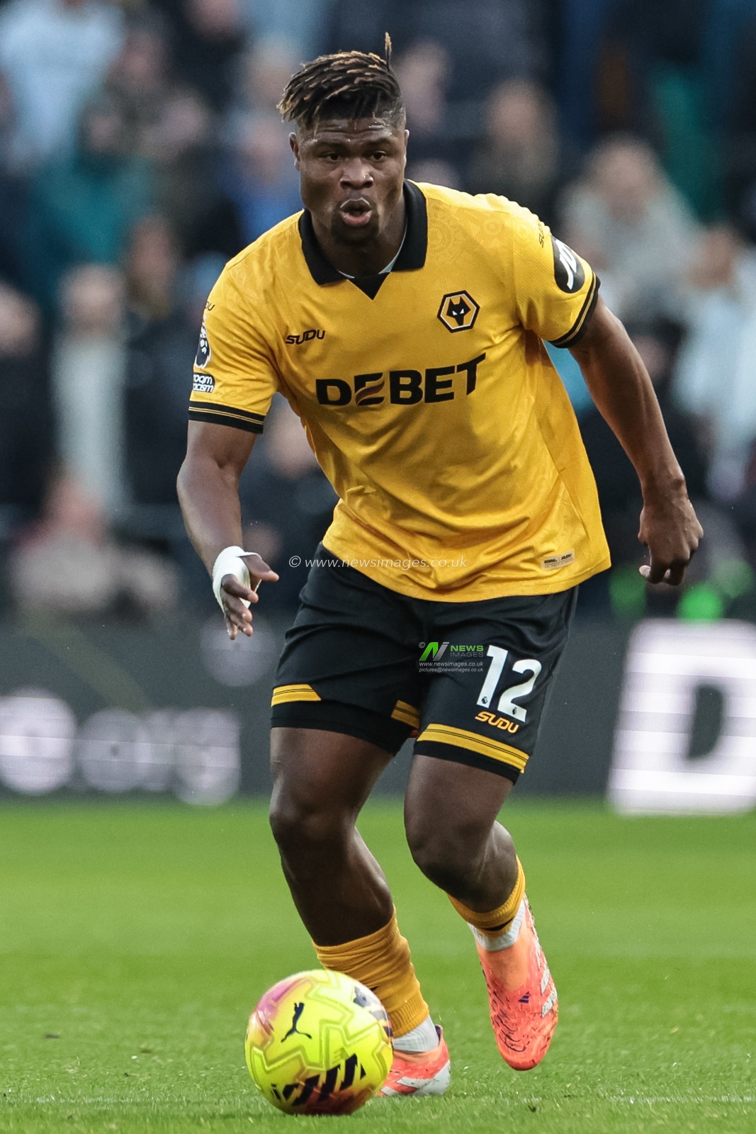 Emmanuel Agbadou of Wolverhampton Wanderers breaks with the ball during the Premier League match Wolverhampton Wanderers vs Crystal Palace at Molineux, Wolverhampton, United Kingdom, 22nd November 2025

(Photo by Mark Cosgrove/News Images)

*** GER AUT SUI OUT ***