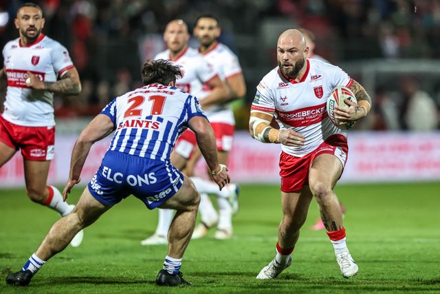 Sam Luckley of Hull KR breaks with the ball tracked closely by Noah Stephens of St Helens during the Betfred Super League round 6 match Hull KR vs St Helens at Sewell Group Craven Park, Hull, United Kingdom on 27 March 2026

(Photo by Alfie Cosgrove/News Images)