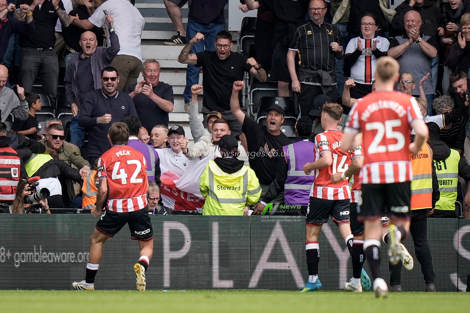 Sydie Peck of Sheffield United celebrates his goal to make it  1-2 during the Sky Bet Championship match Derby County vs Sheffield United at Pride Park Stadium, Derby, United Kingdom on 02 May 2026

(Photo by Maynard Manyowa/News Images)