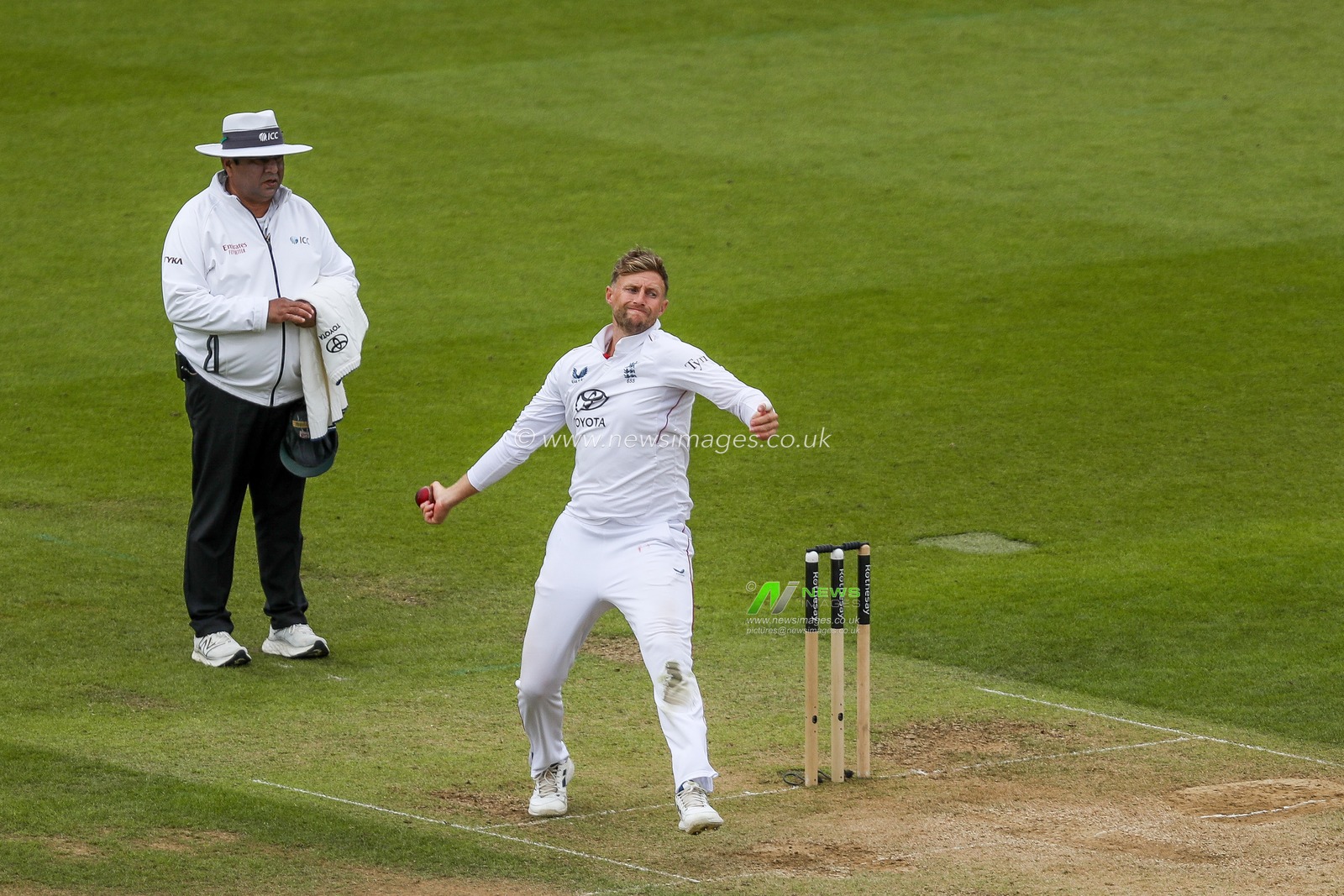 Joe Root of England bowls during the 5th Rothesay Test Match Day 3 England vs India at The Kia Oval, London, United Kingdom, 2nd August 2025

(Photo by Izzy Poles/News Images)