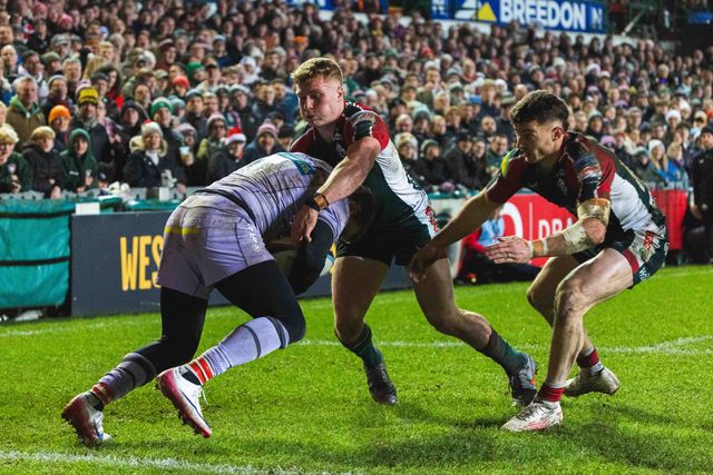 Ollie Thorley of Gloucester Rugby faces off with Adam Radwan of Leicester Tigers and Joseph Woodward of Leicester Tigers on his own line during the Gallagher Premiership match Leicester Tigers vs Gloucester Rugby at Mattioli Woods Welford Road Stadium, Leicester, United Kingdom, 19th December 2025

(Photo by Craig Evans/News Images)

*** GER AUT SUI OUT ***