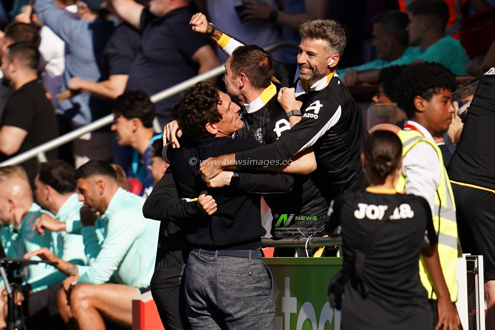 Keith Andrews manager of Brentford and his staff celebrate 1-0 lead during the Premier League match Brentford vs Sunderland at GTECH Community Stadium, London, United Kingdom on 05 September 2026

(Photo by Harvey Murphy/News Images)
