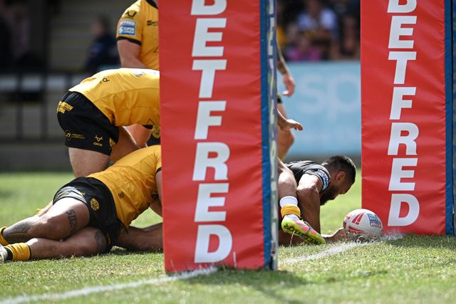 Toafofoa Sipley of Warrington Wolves scores a try during the Betfred Super League round 21 match Castleford Tigers vs Warrington Wolves at OneBore Stadium, Castleford, Untied Kingdom on 01 August 2026

(Photo by Ben Roberts/News Images)
