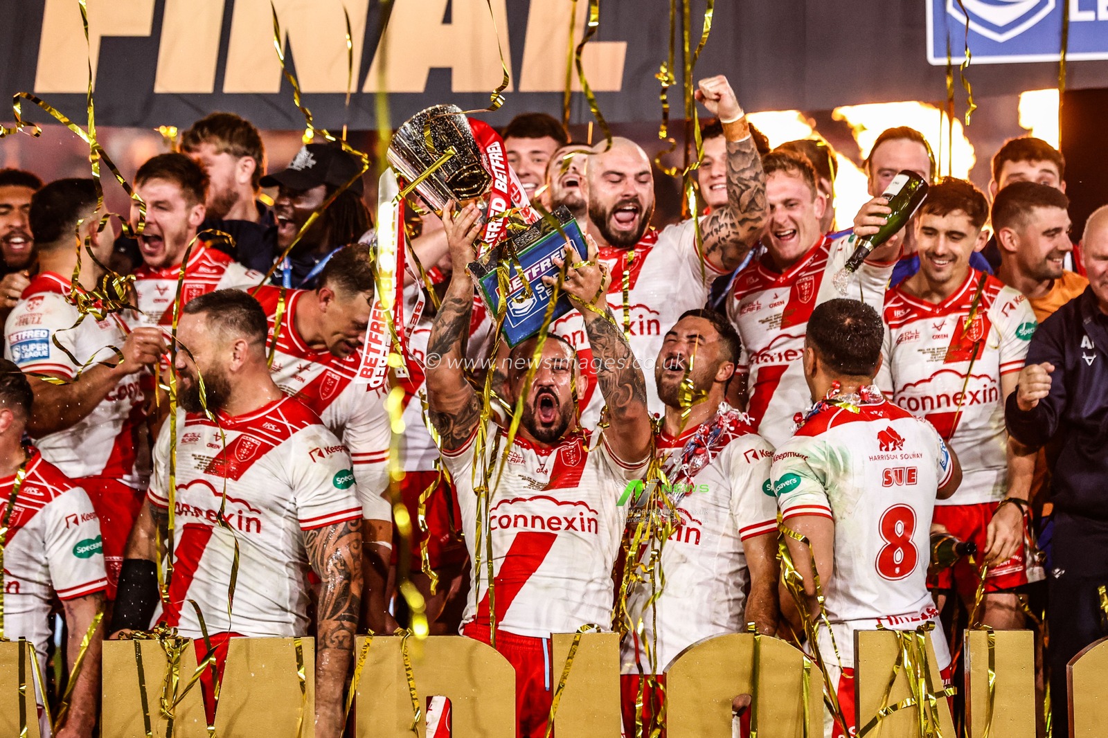 Elliot Minchella of Hull KR lifts the Grand Final trophy with his teammates and club staff during the 2025 Betfred Super League Grand Final Hull KR v Wigan Warriors at Old Trafford, Manchester, United Kingdom, 11th October 2025

(Photo by Alfie Cosgrove/News Images)