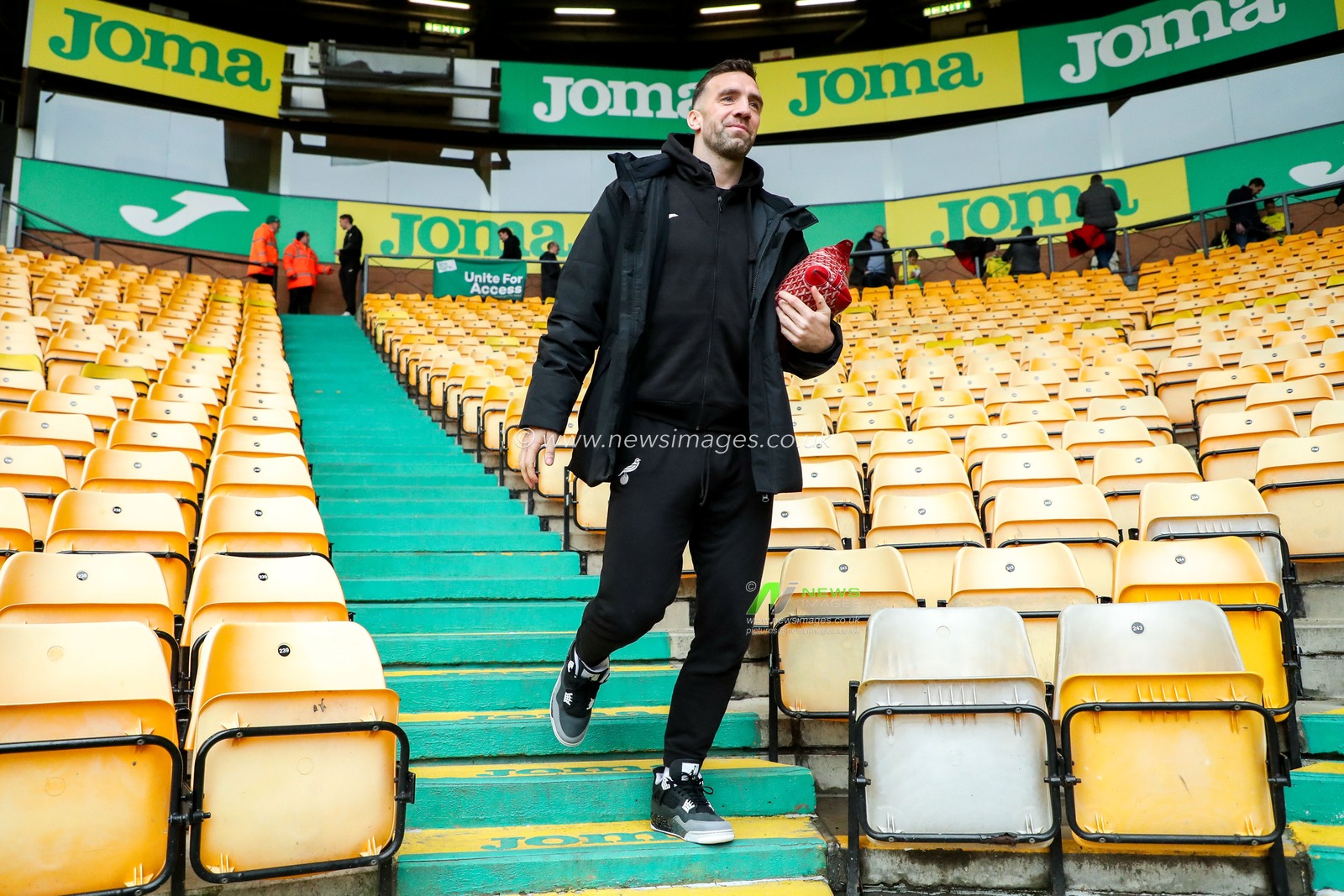 Shane Duffy of Norwich City arrives at Carrow Road prior to the Sky Bet Championship match Norwich City vs Derby County at Carrow Road, Norwich, United Kingdom, 8th February 2025

(Photo by Izzy Poles/News Images)