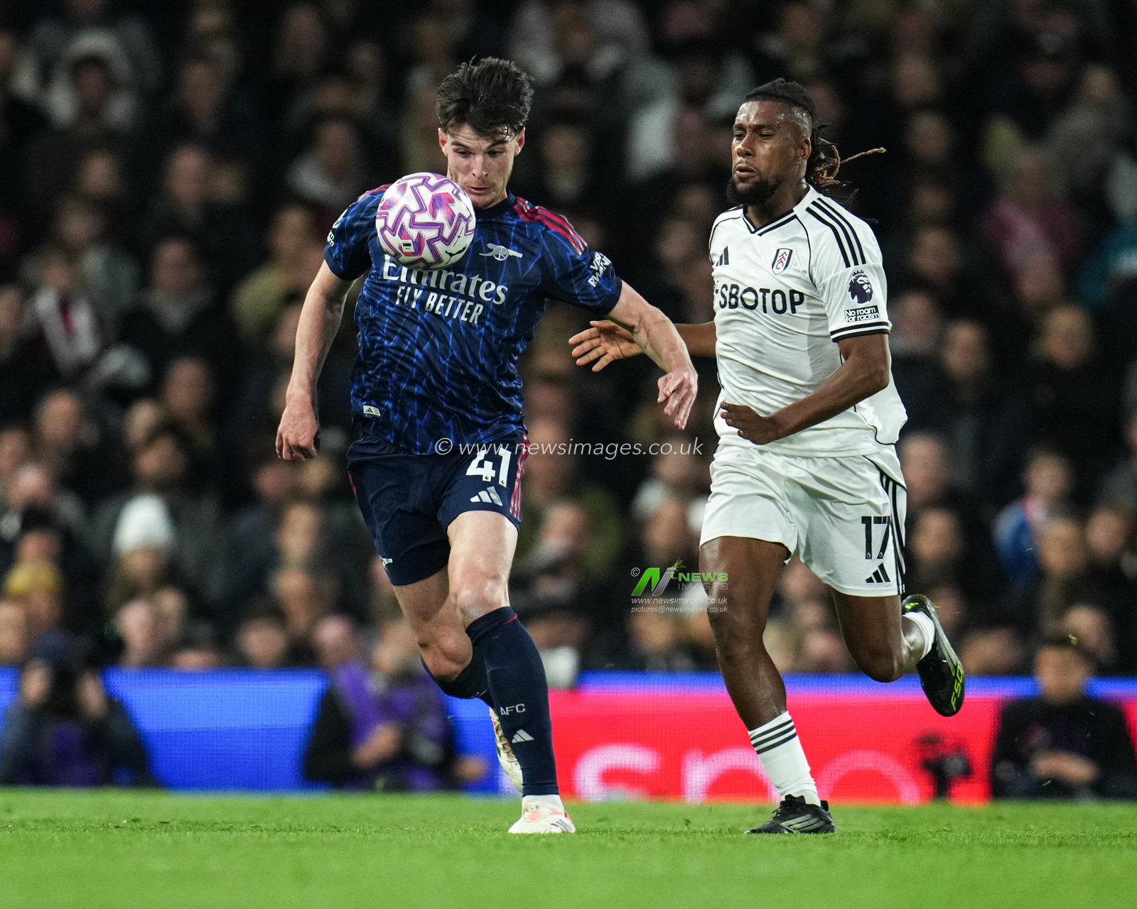 Declan Rice of Arsenal on the ball driving forward during the Premier League match Fulham vs Arsenal at Craven Cottage, London, United Kingdom, 18th October 2025

(Photo by Harvey Murphy/News Images)