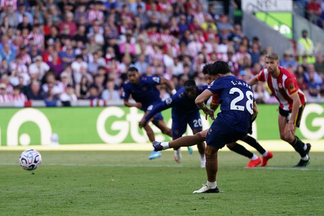 Enzo Le Fée of Sunderland scores from a penalty to make it 1-1 during the Premier League match Brentford vs Sunderland at GTECH Community Stadium, London, United Kingdom on 05 September 2026

(Photo by Harvey Murphy/News Images)