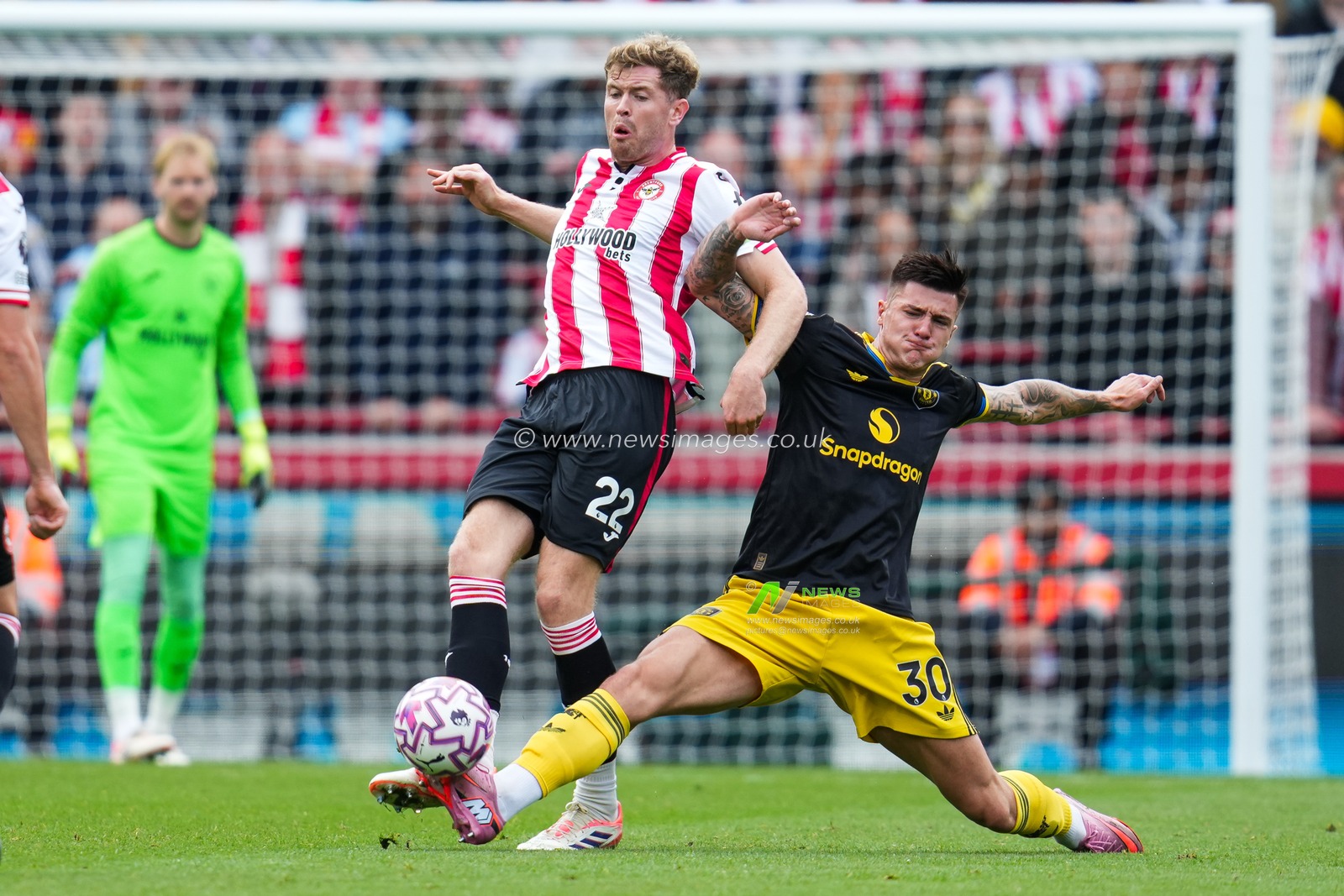 Nathan Collins of Brentford and Benjamin Seiko of Manchester United battle during the Premier League match Brentford vs Manchester United at The Gtech Community Stadium, London, United Kingdom, 27th September 2025

(Photo by Harvey Murphy/News Images)