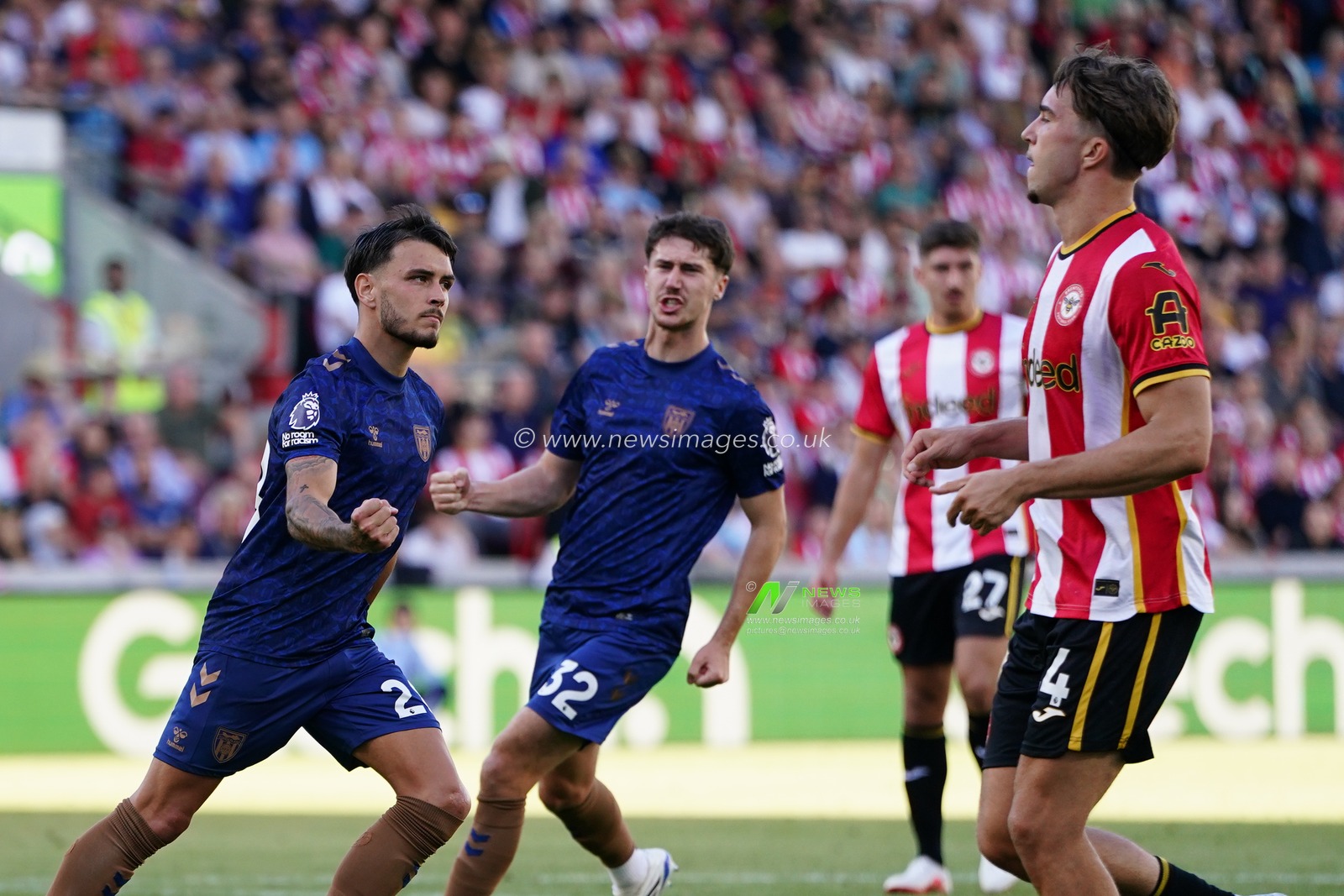 Enzo Le Fée of Sunderland scores to make it 1-1 during the Premier League match Brentford vs Sunderland at GTECH Community Stadium, London, United Kingdom on 05 September 2026

(Photo by Harvey Murphy/News Images)