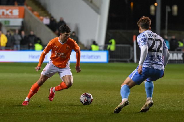 Albie Morgan of Blackpool makes a break with the ball during the Sky Bet League 1 match Blackpool vs Cambridge United at Bloomfield Road, Blackpool, United Kingdom, 11th March 2025

(Photo by Craig Thomas/News Images)