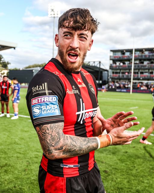 Matty Ashton of Warrington Wolves applauds the fans after the game during the Betfred Super League round 26 match Wakefield Trinity vs Warrington Wolves at DIY Kitchens Stadium, Wakefield, United Kingdom on 05 September 2026

(Photo by Alfie Cosgrove/News Images)