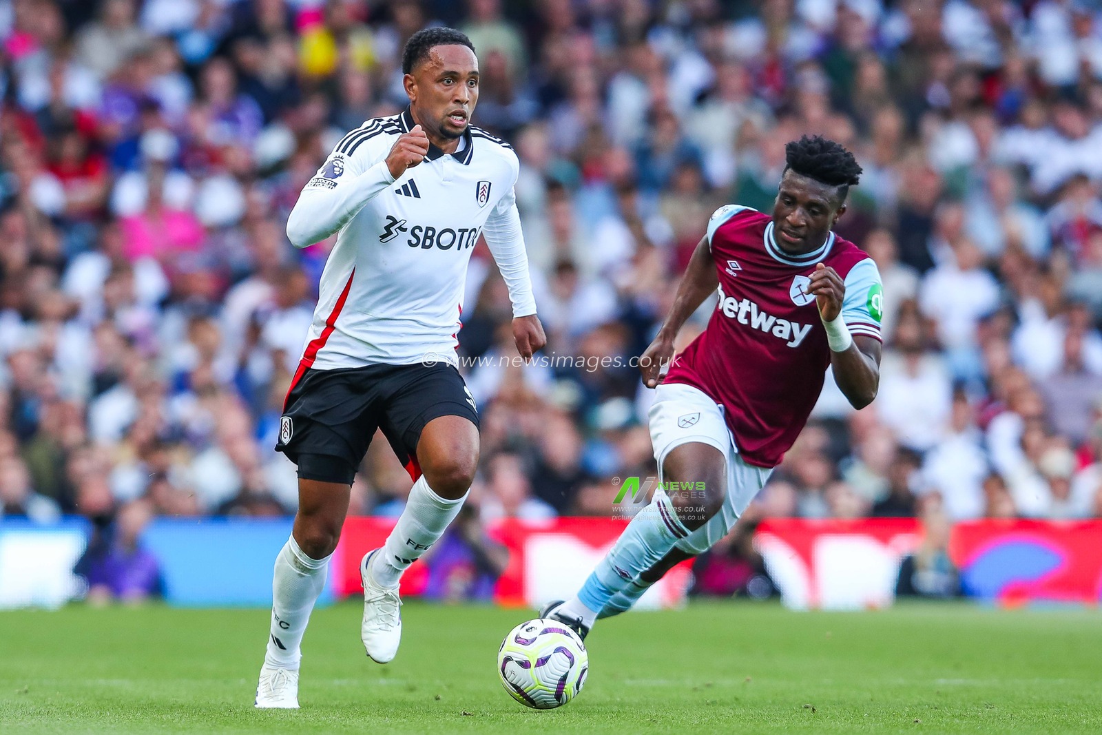 Kenny Tete of Fulham is put under pressure by Mohammed Kudus of West Ham United during the Premier League match Fulham vs West Ham United at Craven Cottage, London, United Kingdom, 14th September 2024

(Photo by Izzy Poles/News Images)