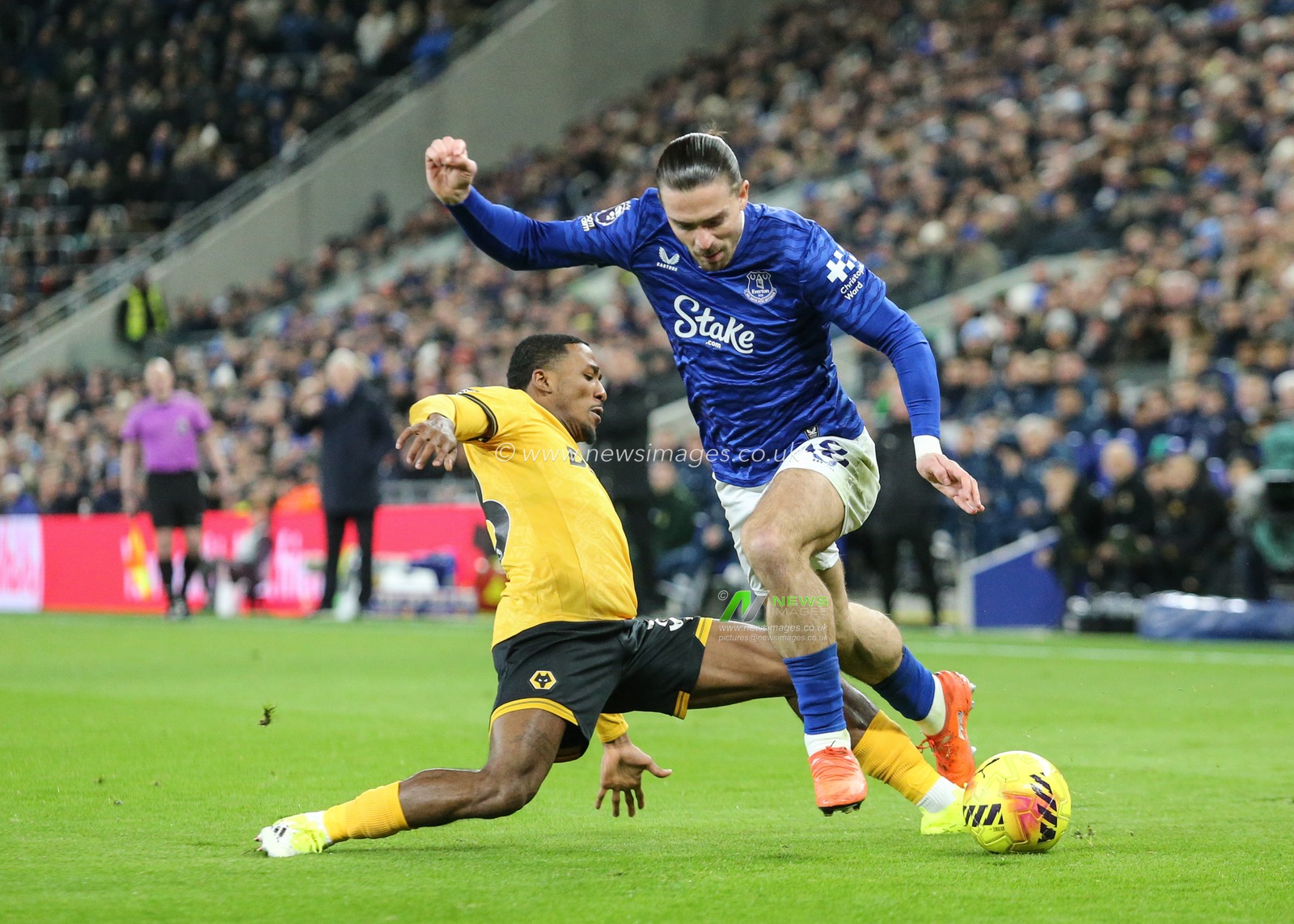 Jack Grealish of Everton is tackled by Jackson Tchatchoua of Wolverhampton Wanderers during the Premier League match Everton vs Wolverhampton Wanderers at Hill Dickinson Stadium, Liverpool, United Kingdom, 7th January 2026

(Photo by Richard Bierton/News Images)

*** GER AUT SUI OUT ***