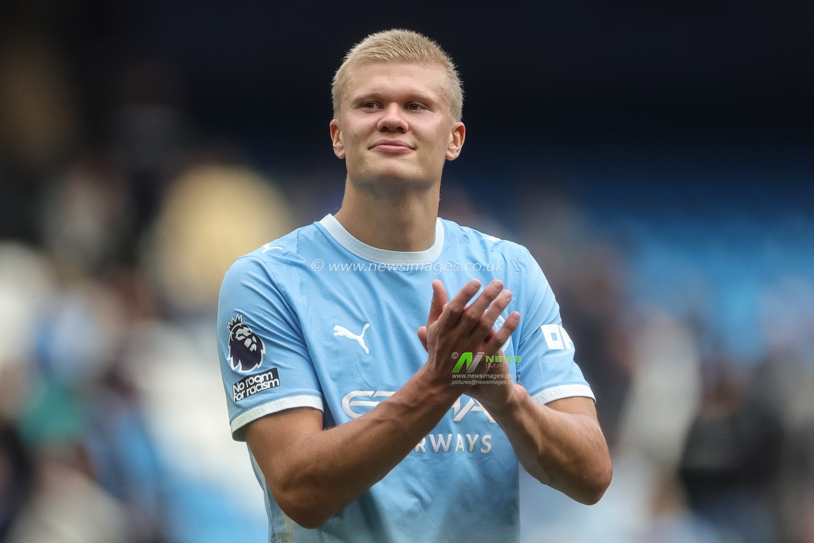 Erling Haaland of Manchester City applauds the fans during the Premier League match Manchester City vs Coventry City at Etihad Stadium, Manchester, United Kingdom on 05 September 2026

(Photo by Mark Cosgrove/News Images)