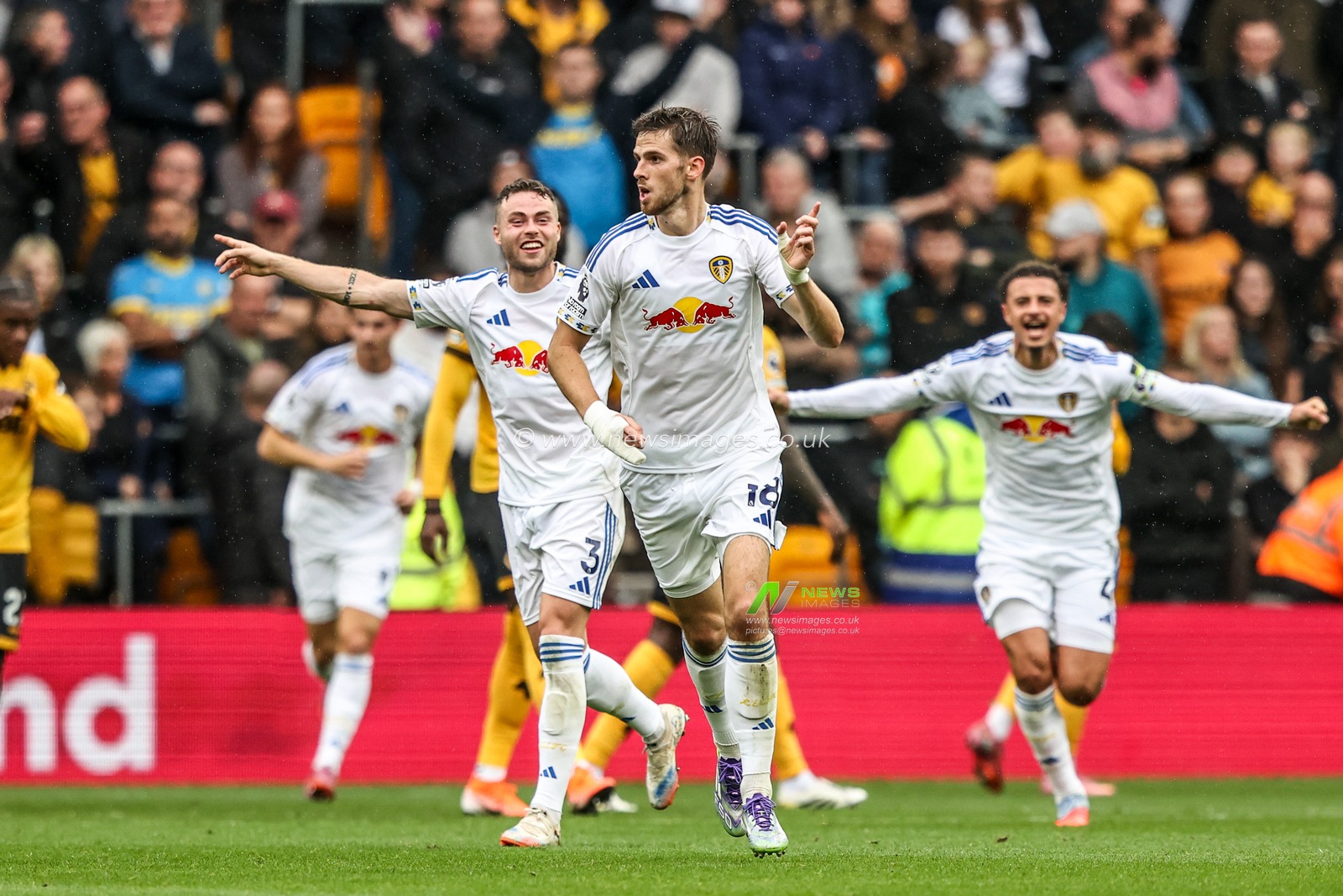 Anton Stach of Leeds United celebrates his goal to make it 1-2 during the Premier League match Wolverhampton Wanderers vs Leeds United at Molineux, Wolverhampton, United Kingdom, 20th September 2025

(Photo by Alfie Cosgrove/News Images)