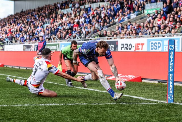 Tom Johnstone of Wakefield Trinity goes over for a try during the Betfred Super League round 8 match Wakefield Trinity vs Bradford Bulls at DIY Kitchens Stadium, Wakefield, United Kingdom on 18 April 2026

(Photo by Alfie Cosgrove/News Images)