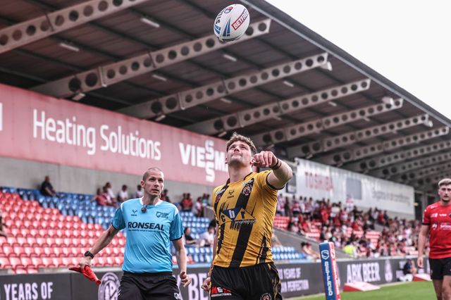 Josh Simm of Castleford Tigers celebrates his try during the Betfred Super League Round 18 match Salford Red Devils vs Castleford Tigers at Salford Community Stadium, Eccles, United Kingdom, 13th July 2025

(Photo by Alfie Cosgrove/News Images)