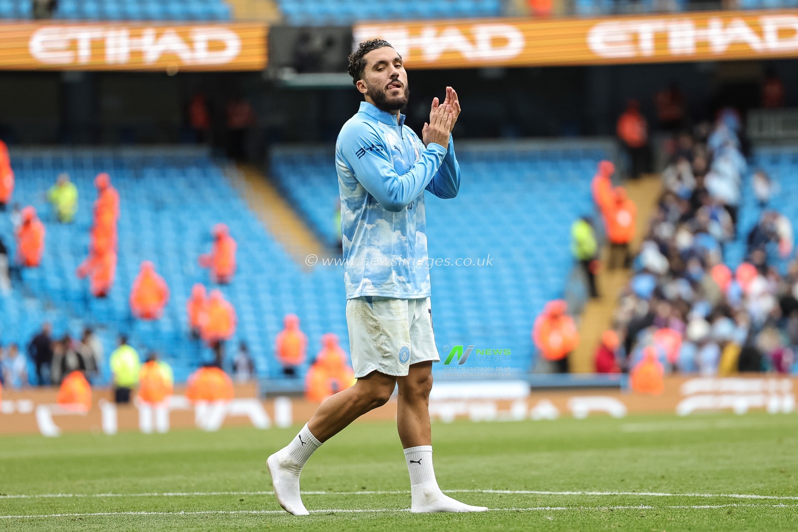 Rayan Cherki of Manchester City applauds the fans during the Premier League match Manchester City vs Coventry City at Etihad Stadium, Manchester, United Kingdom on 05 September 2026

(Photo by Mark Cosgrove/News Images)