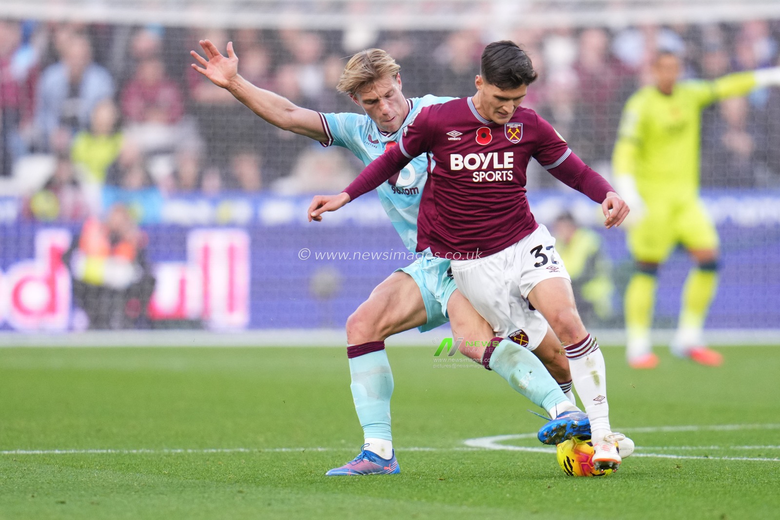 Freddie Potts of West Ham United and Zian Flemming of Burnley battle for the ball during the Premier League match West Ham United vs Burnley at London Stadium, London, United Kingdom, 8th November 2025

(Photo by Harvey Murphy/News Images)

*** GER AUT SUI OUT ***