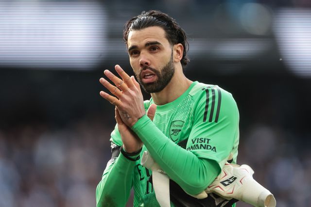 Arsenal goalkeeper David Raya applauds the fans after the final whistle during the Premier League match Manchester City vs Arsenal at Etihad Stadium, Manchester, United Kingdom on 19 April 2026

(Photo by Mark Cosgrove/News Images)