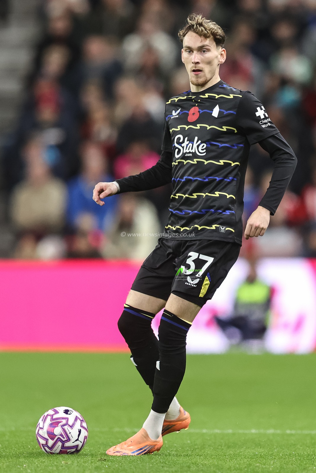 James Garner of Everton with the ball during the Premier League match Sunderland vs Everton at Stadium Of Light, Sunderland, United Kingdom, 3rd November 2025

(Photo by Alfie Cosgrove/News Images)

*** GER AUT SUI OUT ***
