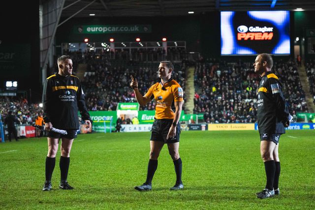 Karl Dickinson and his refereeing team look at possible foul play on the big screen during the Gallagher Premiership match Leicester Tigers vs Gloucester Rugby at Mattioli Woods Welford Road Stadium, Leicester, United Kingdom, 19th December 2025

(Photo by Craig Evans/News Images)

*** GER AUT SUI OUT ***
