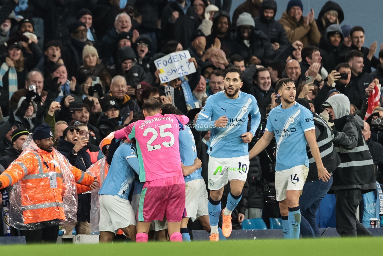 Phil Foden of Manchester City celebrates his goal to make it 3-2 during the Premier League match Manchester City vs Leeds United at Etihad Stadium, Manchester, United Kingdom, 29th November 2025

(Photo by Mark Cosgrove/News Images)

*** GER AUT SUI OUT ***