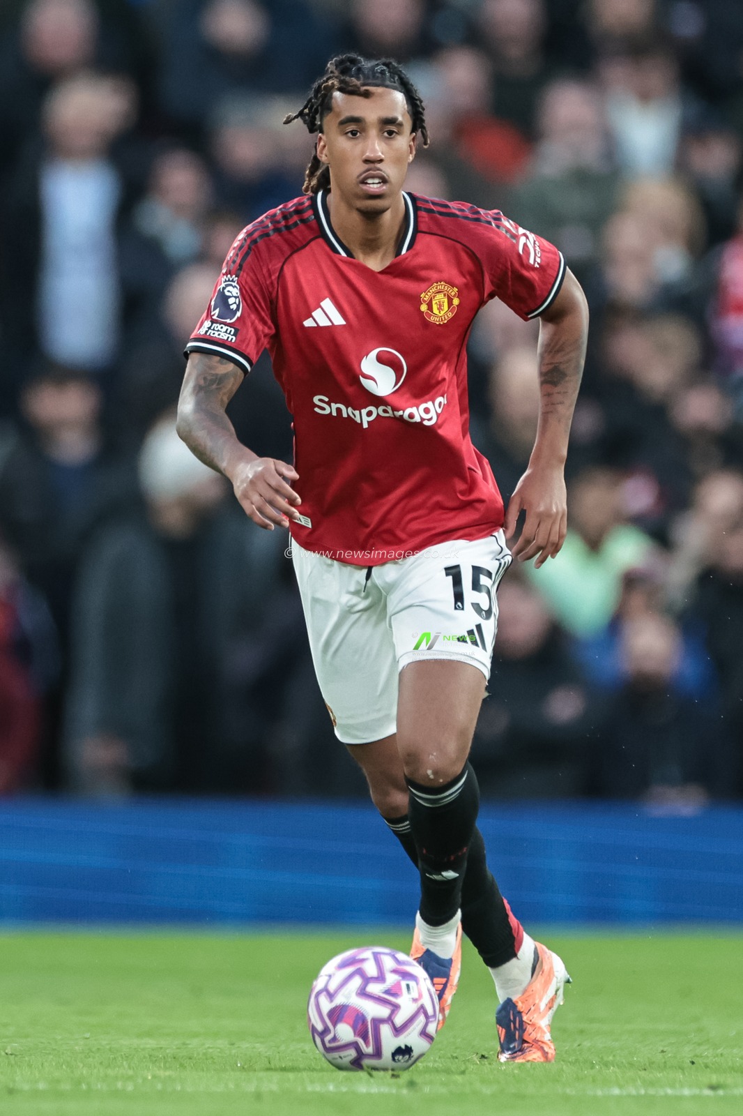 Leny Yoro of Manchester United breaks with the ball during the Premier League match Manchester United vs Brighton and Hove Albion at Old Trafford, Manchester, United Kingdom, 25th October 2025

(Photo by Mark Cosgrove/News Images)