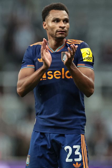 Jacob Murphy of Newcastle Untied applauds the fans after the final whistle during the Pre-season friendly Newcastle United vs Espanyol at St. James's Park, Newcastle, United Kingdom, 8th August 2025

(Photo by Mark Cosgrove/News Images)