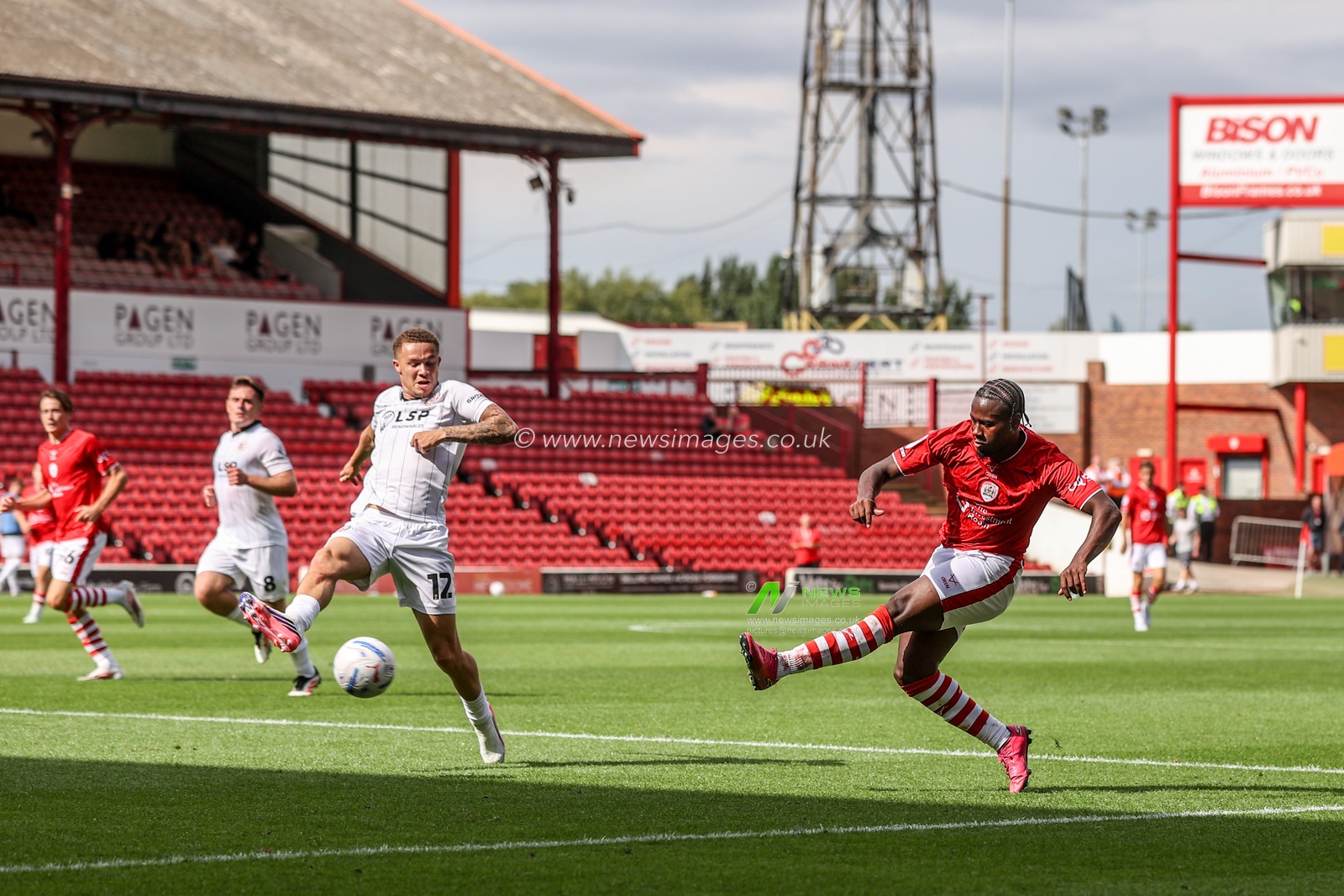 Reyes Cleary of Barnsley shoots on goal during the Sky Bet League One match Barnsley vs Bromley at Oakwell, Barnsley, United Kingdom on 15 August 2026

(Photo by Alfie Cosgrove/News Images)