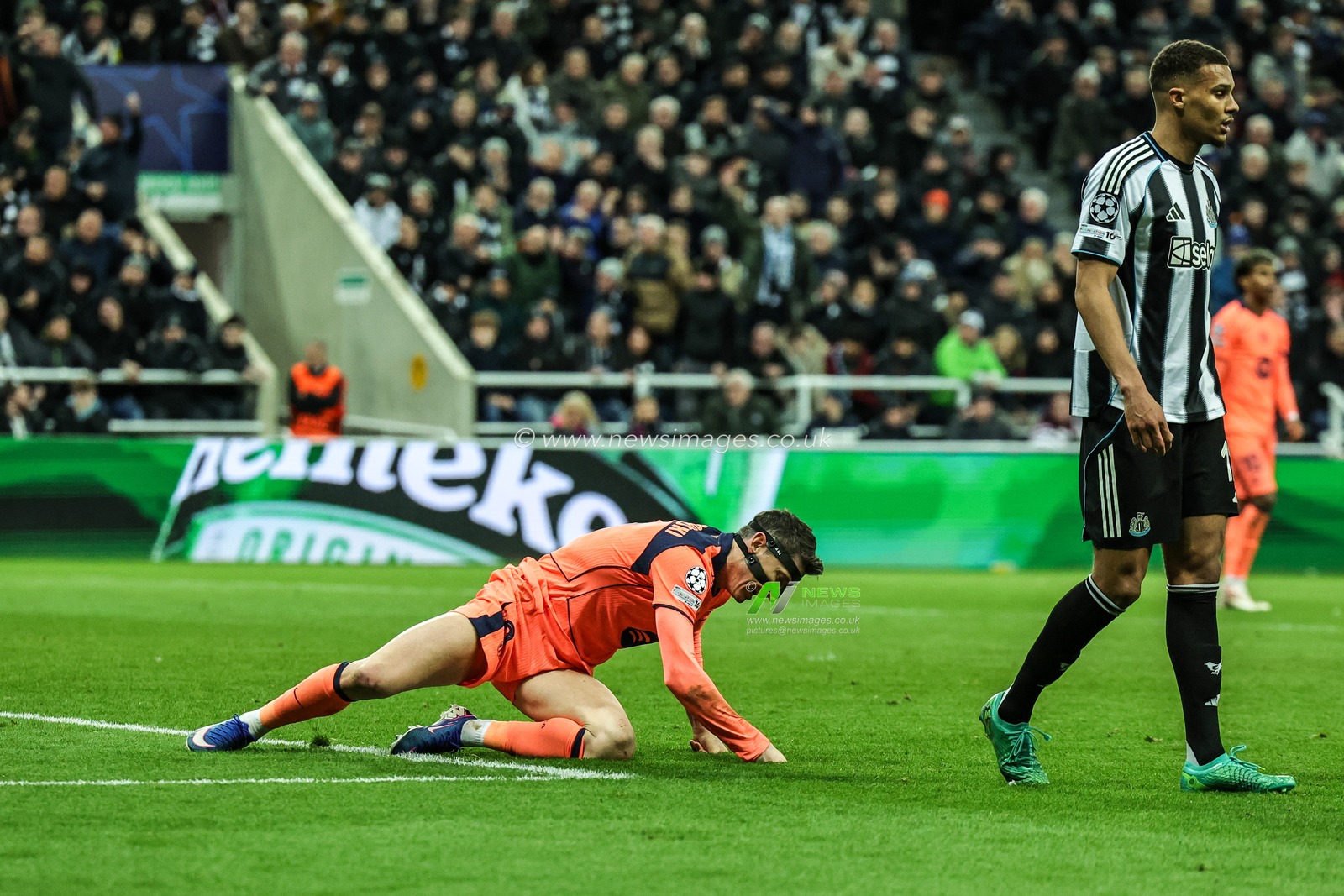 Robert Lewandowski of Barcelona punches the floor after a missed chance on goal during the UEFA Champions League Last 16 match Newcastle Untied vs Barcelona at St. James's Park, Newcastle, United Kingdom on 10 March 2026

(Photo by Mark Cosgrove/News Images)