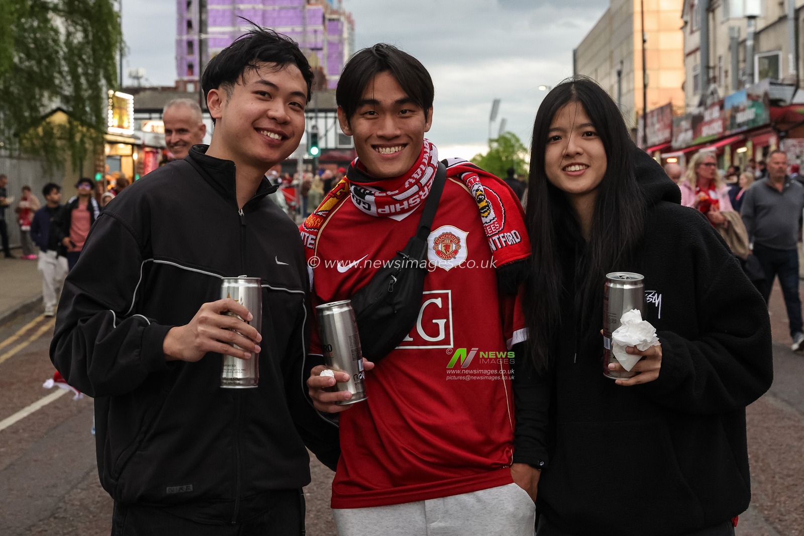 Manchester United fans make their way to Old Trafford during the Premier League match Manchester United vs Brentford at Old Trafford, Manchester, United Kingdom on 27 April 2026

(Photo by Mark Cosgrove/News Images)