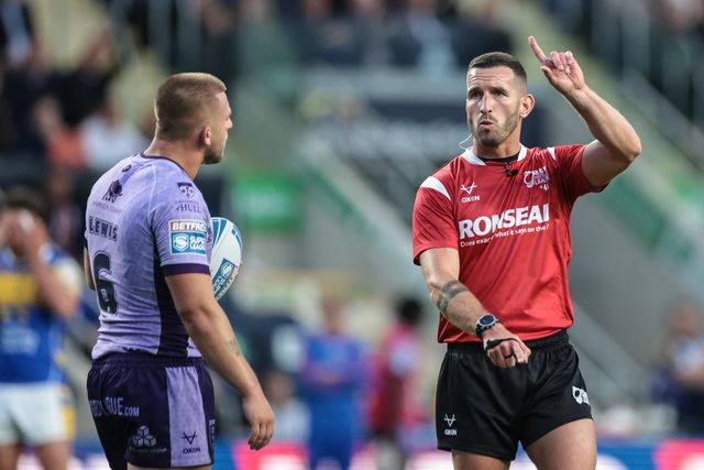 Referee Jack Smith gives the ball to Leeds during the Betfred Super League round 23 match Leeds Rhinos vs Hull KR at Headingley Stadium, Leeds, United Kingdom, 21st August 2025

(Photo by Mark Cosgrove/News Images)
