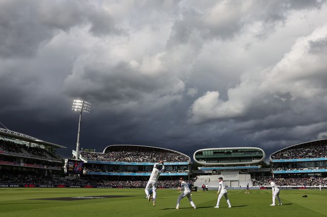 Summer storm clouds loom over Lords as England’s fielders warm up during the 1st Rothesay Test Match Day 1 England vs New Zealand at Lords, London, United Kingdom on 04 June 2026

(Photo by Mark Cosgrove/News Images)