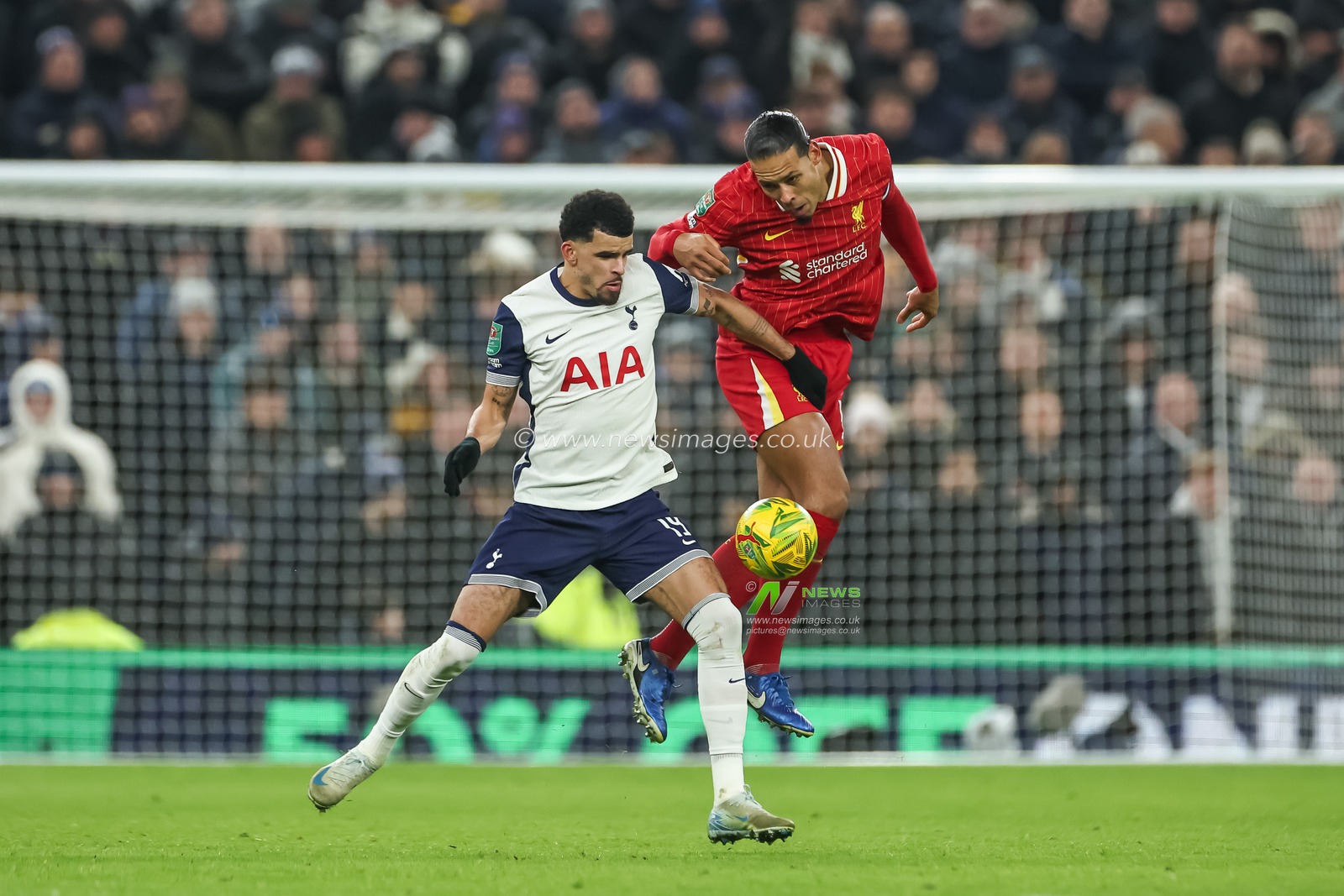 Virgil van Dijk of Liverpool and Dominic Solanke of Tottenham Hotspur battle for the ball during the Carabao Cup Semi-Finals First Leg Tottenham Hotspur vs Liverpool at Tottenham Hotspur Stadium, London, United Kingdom, 8th January 2025

(Photo by Mark Cosgrove/News Images)