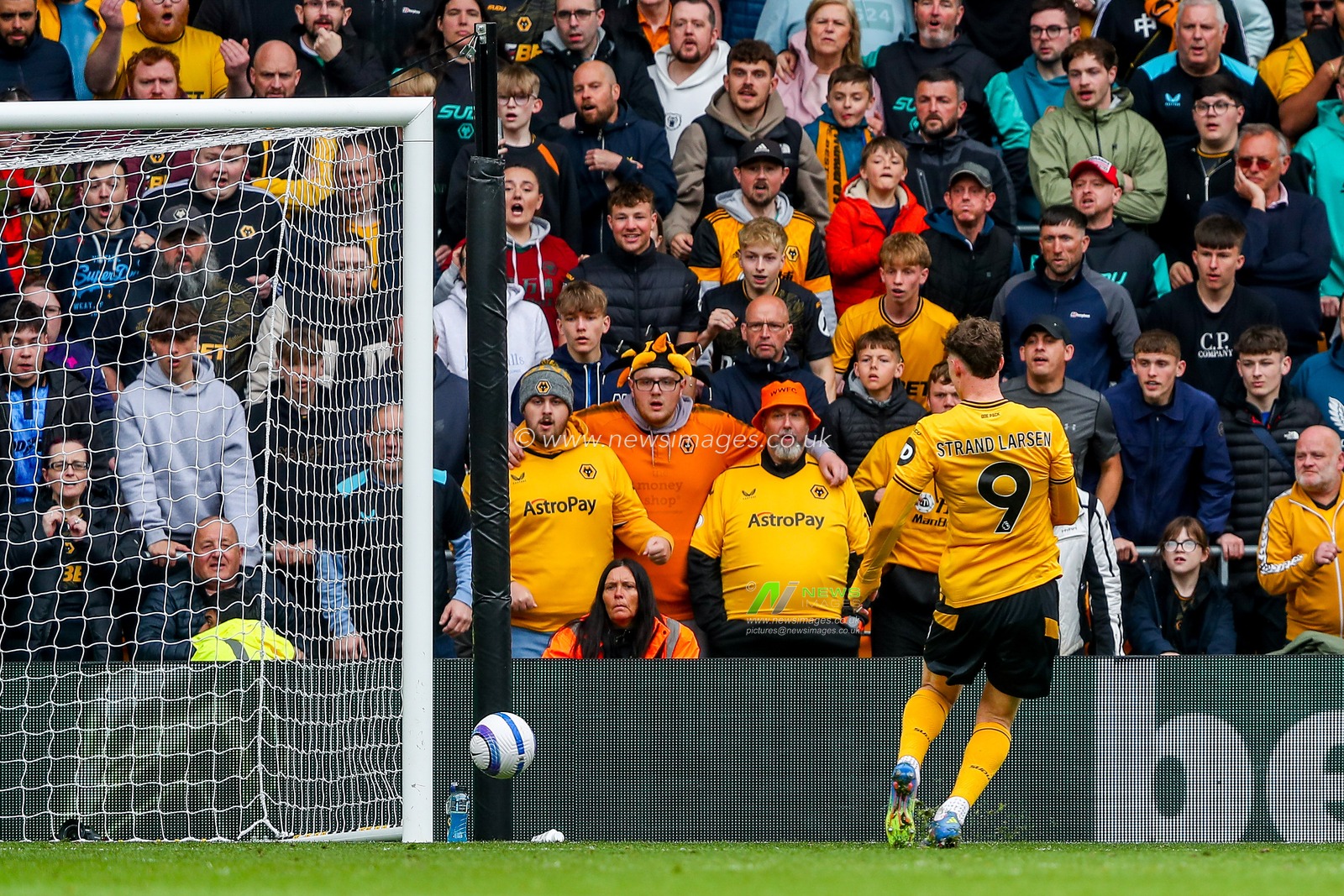 Jorgen Strand Larsen of Wolverhampton Wanderers scores to make it 3-1 during the Premier League match Wolverhampton Wanderers vs Tottenham Hotspur at Molineux, Wolverhampton, United Kingdom, 13th April 2025

(Photo by Gareth Evans/News Images)