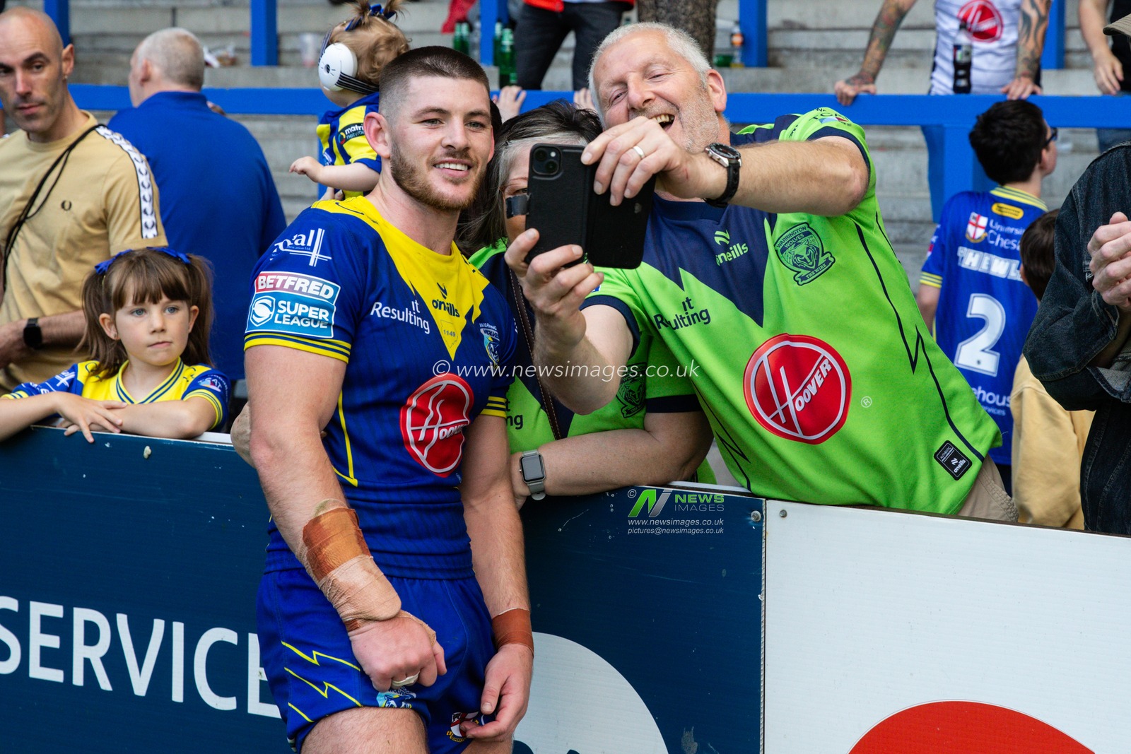Danny Walker of Warrington Wolves poses for a photo with a fan after the Betfred Super League Round 25 match Warrington Wolves vs St Helens at Halliwell Jones Stadium, Warrington, United Kingdom, 7th September 2024

(Photo by Gareth Evans/News Images)