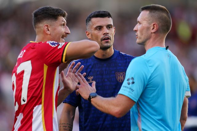 Vitaly Janelt of Brentford  and Granit Xhaka of Sunderland during the Premier League match Brentford vs Sunderland at GTECH Community Stadium, London, United Kingdom on 05 September 2026

(Photo by Harvey Murphy/News Images)