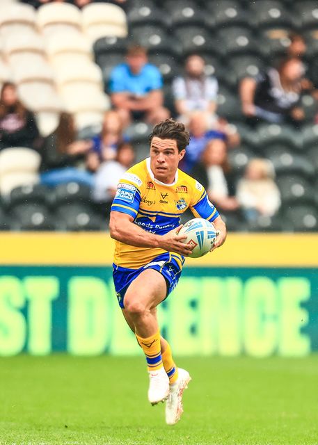Brodie Croft of Leeds Rhinos breaks with the ball  during the Betfred Super League Round 24 match Hull FC vs Leeds Rhinos at MKM Stadium, Hull, United Kingdom, 30th August 2025

(Photo by Richard Bierton/News Images)