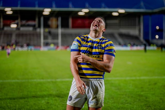 Warrington Wolves players applaud the fans at full time during the Betfred Super League round 14 match St Helens vs Warrington Wolves at The BrewDog Stadium, St Helens, United Kingdom on 11 June 2026

(Photo by Maynard Manyowa/News Images)