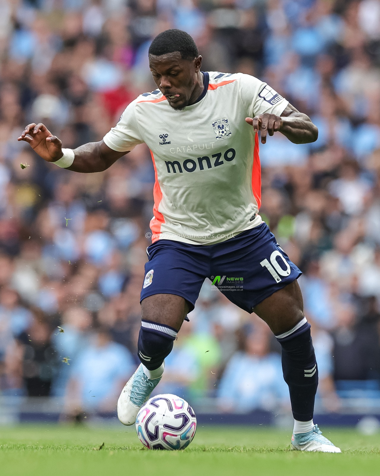Ephron Mason-Clark of Coventry City with the ball during the Premier League match Manchester City vs Coventry City at Etihad Stadium, Manchester, United Kingdom on 05 September 2026

(Photo by Mark Cosgrove/News Images)