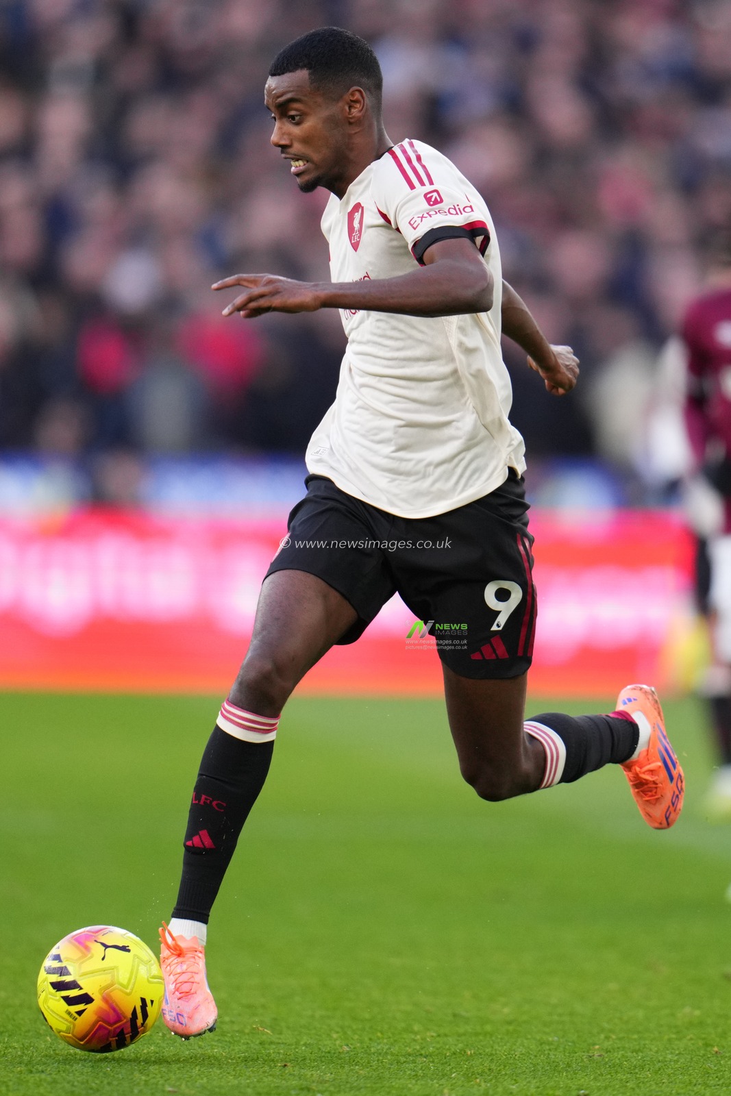 Alexander Isak of Liverpool on the ball during the Premier League match West Ham United vs Liverpool at London Stadium, London, United Kingdom, 30th November 2025

(Photo by Harvey Murphy/News Images)

*** GER AUT SUI OUT ***