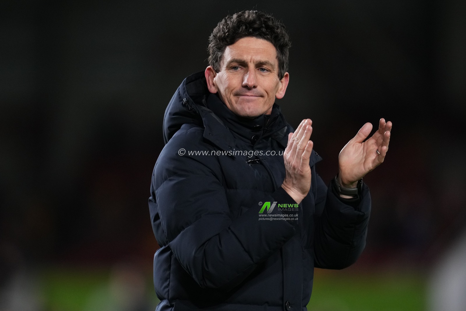 Keith Andrews manager of Brentford applauds home support during the Premier League match Brentford vs Tottenham Hotspur at The Gtech Community Stadium, London, United Kingdom, 1st January 2026

(Photo by Harvey Murphy/News Images)

*** GER AUT SUI OUT ***