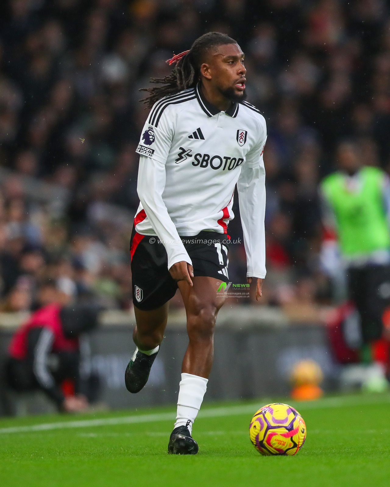 Alex Iwobi of Fulham makes a break with the ball during the Premier League match Fulham vs Arsenal at Craven Cottage, London, United Kingdom, 8th December 2024

(Photo by Gareth Evans/News Images)